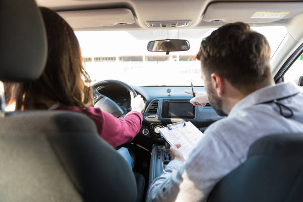 Examinator met klembord beoordeelt een kandidaat tijdens het rijexamen