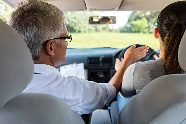 Rij-instructeur geeft rijles aan een leerling in de auto