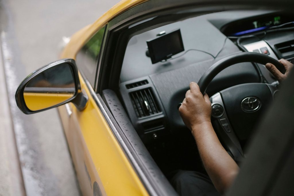 Chauffeur achter het stuur van een taxi