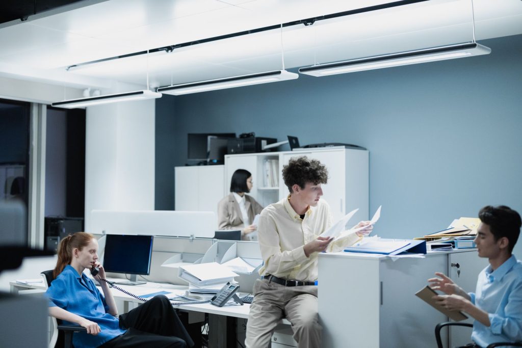 Medewerkers aan het werk in een modern administratiekantoor