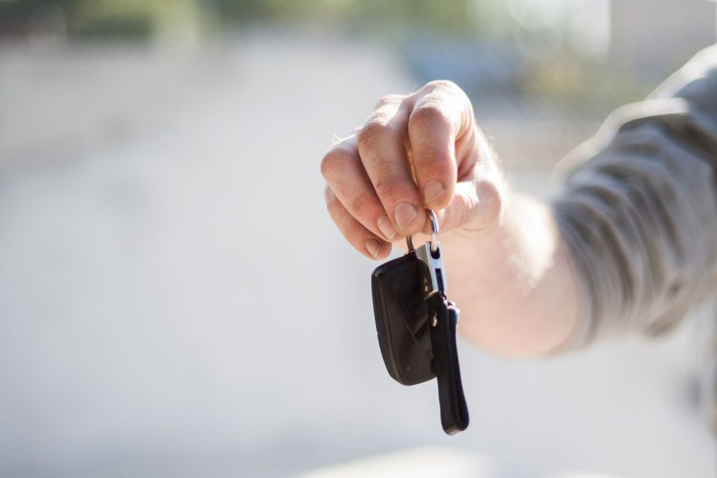 Hand houdt een autosleutel vast